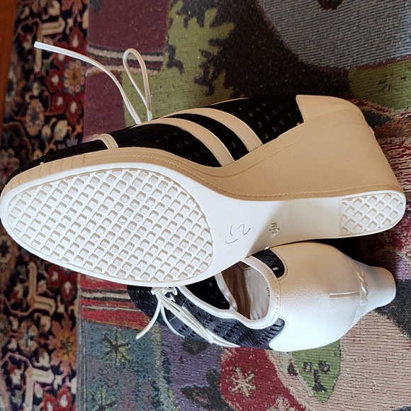 Michael Kors Perforated Wedge Heels 8.5M - Picture 5 of 8